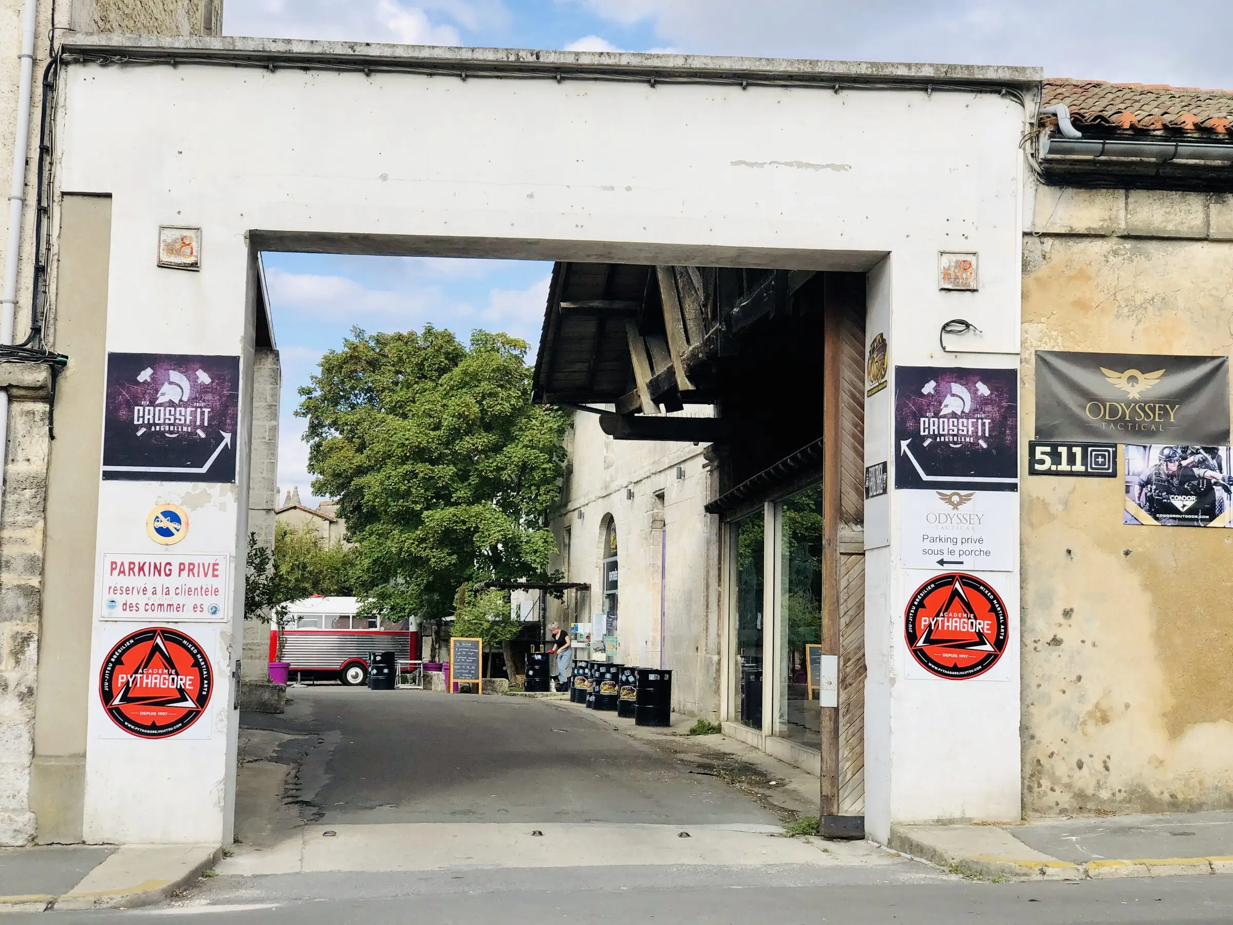 Le grand portail du 8 rue de Bordeaux, avec les affiches CrossFit et le logo Pythagore sur les piliers.