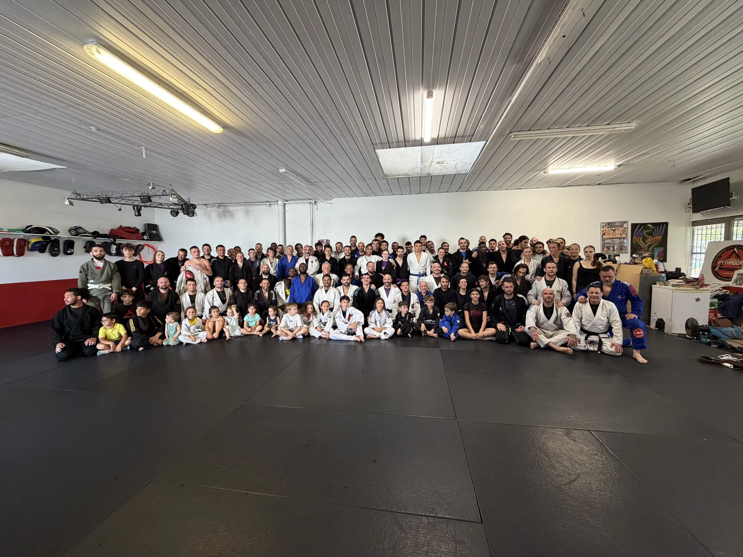 Les pratiquants des Académies Pythagore réunis au dojo de Bordeaux le 23 mai 2026, jour de la 100e ceinture noire.