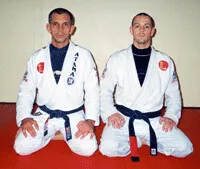 Emmanuel Fernandez aux côtés de Ricardo De La Riva, tous deux en kimono blanc et ceinture noire.