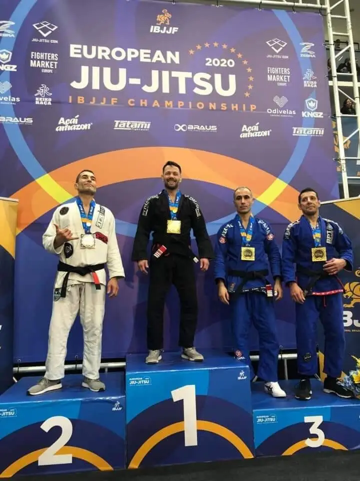 Emmanuel Fernandez sur la plus haute marche du podium, médaille d’or au cou, au championnat d’Europe IBJJF 2020.